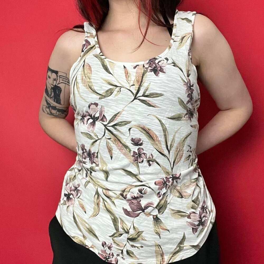Reitmans / White and muted floral patterned tank top 💚🤍